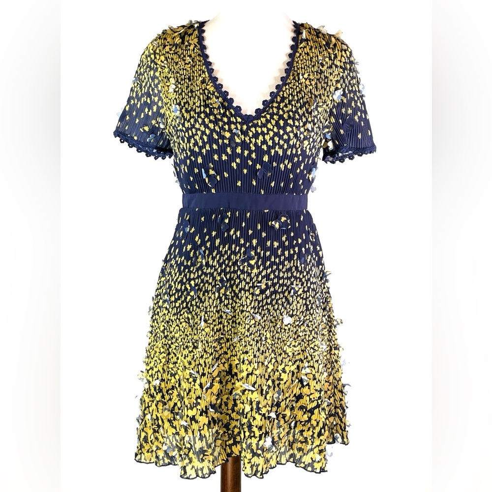 Foxiedox V-neck Floral Applique Pleated Dress in Sz: S